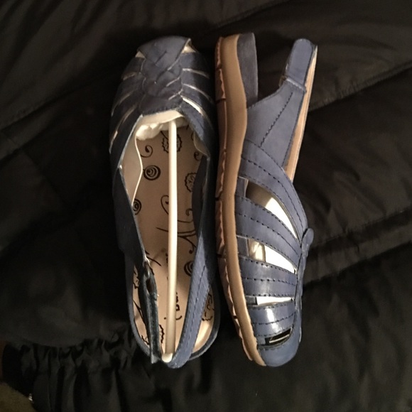 Blue shoes by Bare Traps, size 9 med - Picture 3 of 3