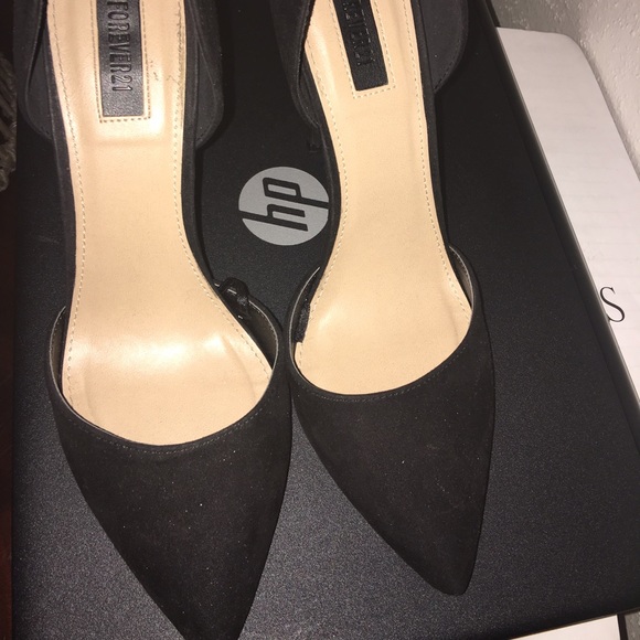 Black pumps