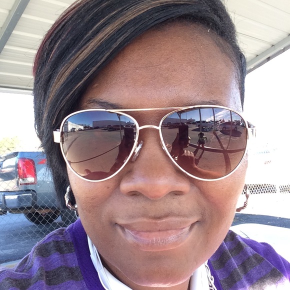 Meet your Posher, Dinna - Picture 2 of 2