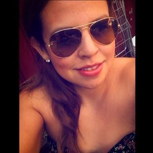 Meet your Posher, Claudia