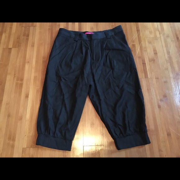Alice + Olivia Black Capri Pants size 8 joggers