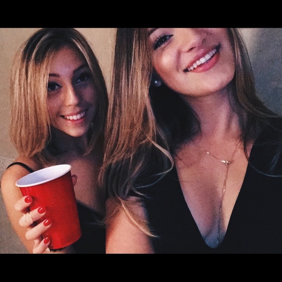 MEET YOUR POSHER!💗🙆🏼 - Picture 3 of 4