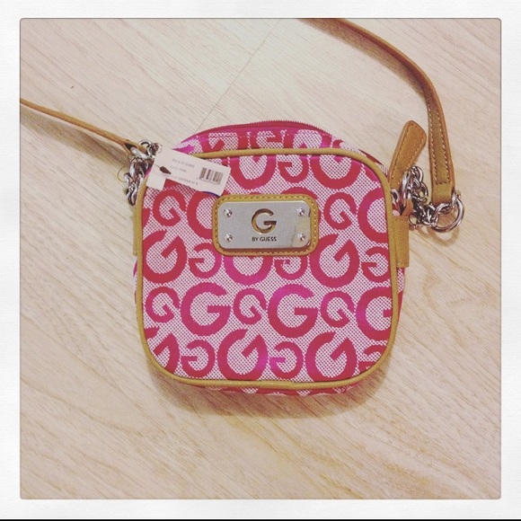 NWT OFFERS WELCOME G by Guess Pink Purse