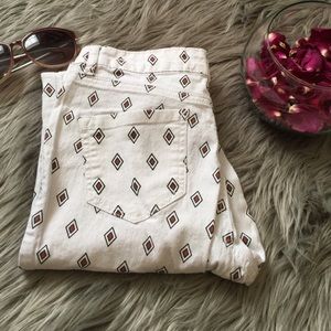 Cute white skinny jeans with diamond pattern