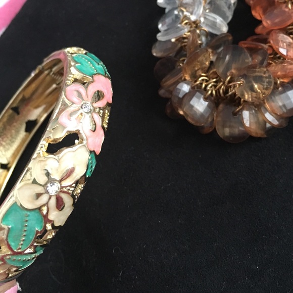 Jewlery bag/ 2 bracelets - Picture 2 of 4