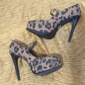 VERA WANG heels. Size 7. Cheetah print.