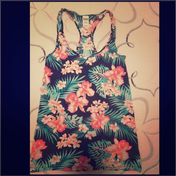 Victoria Secret tank ! Worn once and been sitting