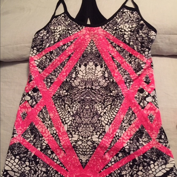 Lorna Jane tank with peekaboo back
