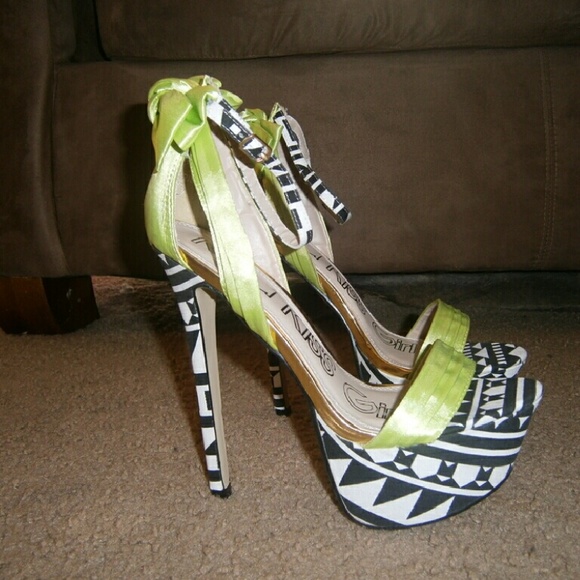 Red kiss Paris tribal platform heels - Picture 3 of 7