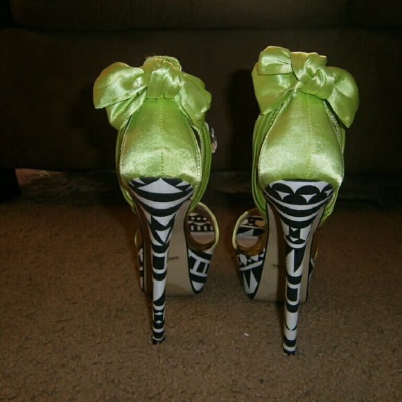 Red kiss Paris tribal platform heels - Picture 4 of 7