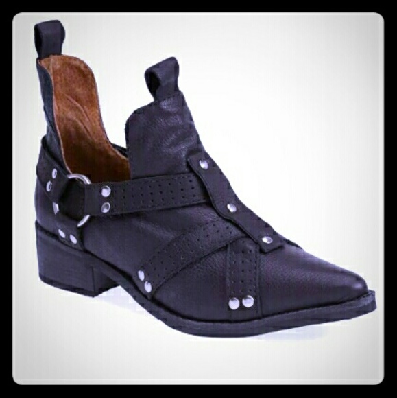 SOLD*Matisse Sydney Leather Harness Bootie Black