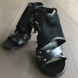 Versatile day to night black sandals.