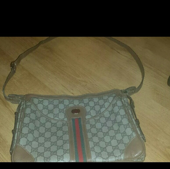 Long strap Gucci shoulder bag (strap popped)