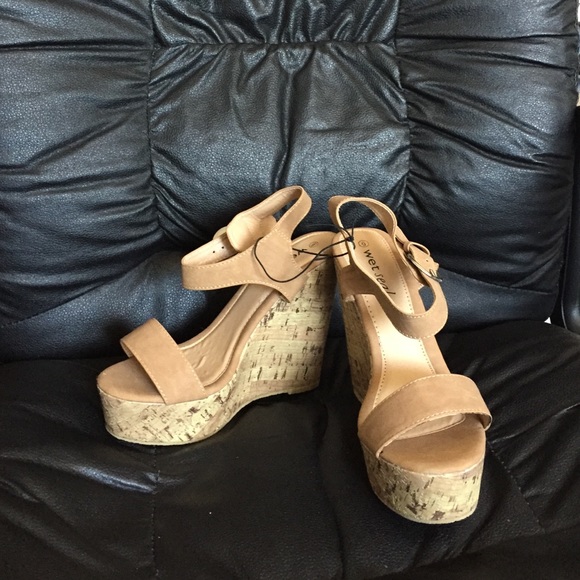 Wet Seal Beige Tan Cork Sandal 2 strap Wedge New 6 - Picture 1 of 3