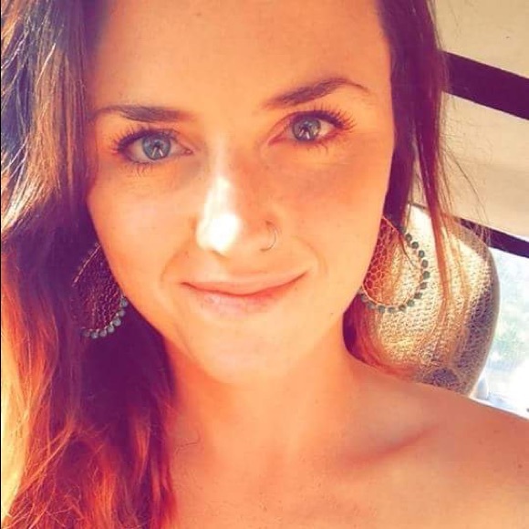 Meet your Posher, Stephanie - Picture 2 of 2