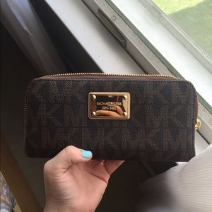 AUTHENTIC MK Clutch
