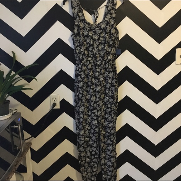 TODAY ONLY‼️🆕 Floral Jumpsuit - Picture 2 of 4