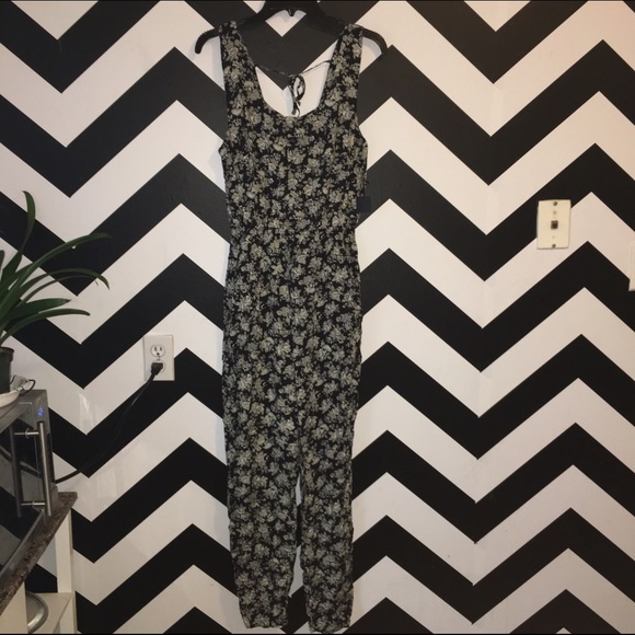 TODAY ONLY‼️🆕 Floral Jumpsuit - Picture 3 of 4