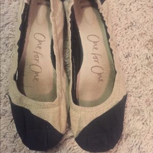 Toms two tone black & cream flats
