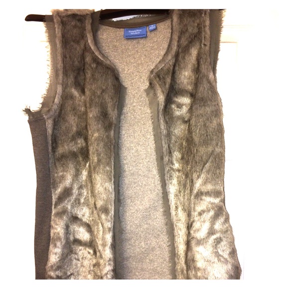 Grey faux fur Simply Vera Wang vest.