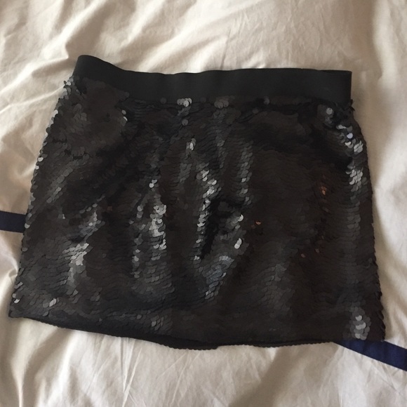 BCBG sequined mini skirt - Picture 3 of 3