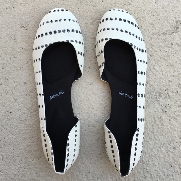 Adorable Sanuk Flats!!! So cute. Brand new.