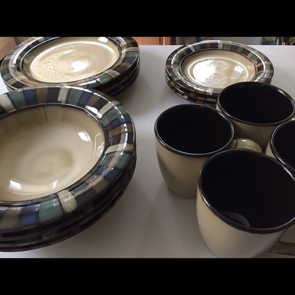 16 Piece Dinnerware Set - Picture 2 of 2