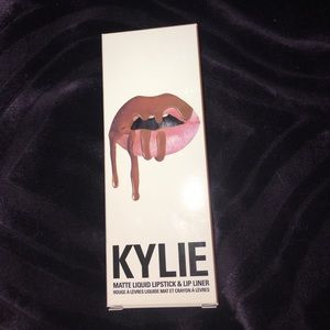Kylie lip kit in dolche, trying to get rid of it