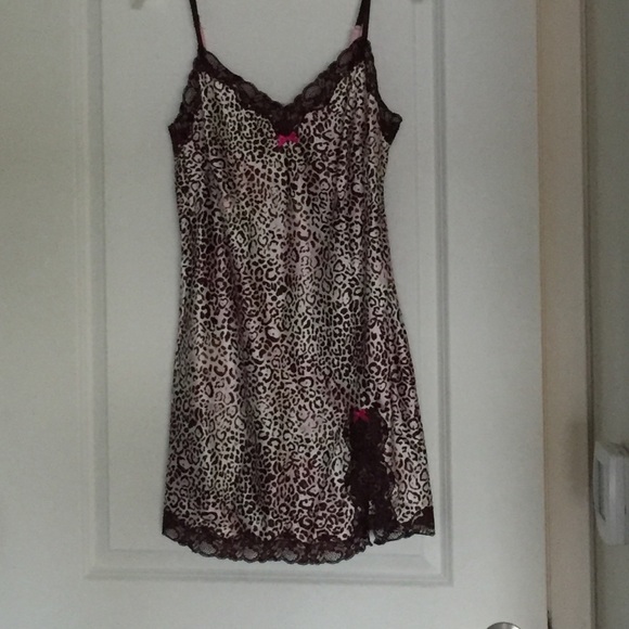 Nightgown beautiful. Never worn