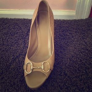 Nude Gucci pumps