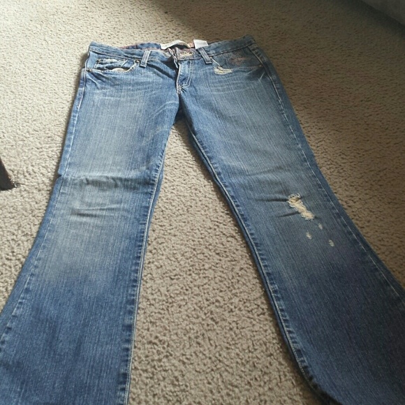 Levi NEW NO TAGS. SZ 7 M with a flare not to much