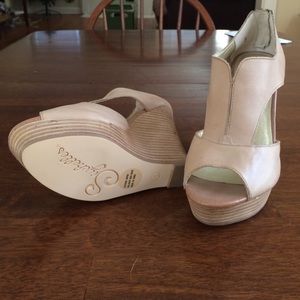• like new • seychelles nude peep toe wedges