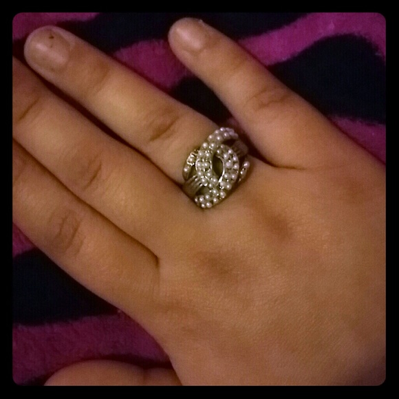 Vintage chanel ring with Perals