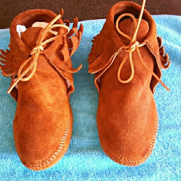 Minnetonka moccasins size 7