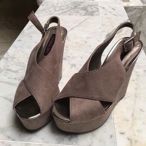 Material Girl gray open toe wedges
