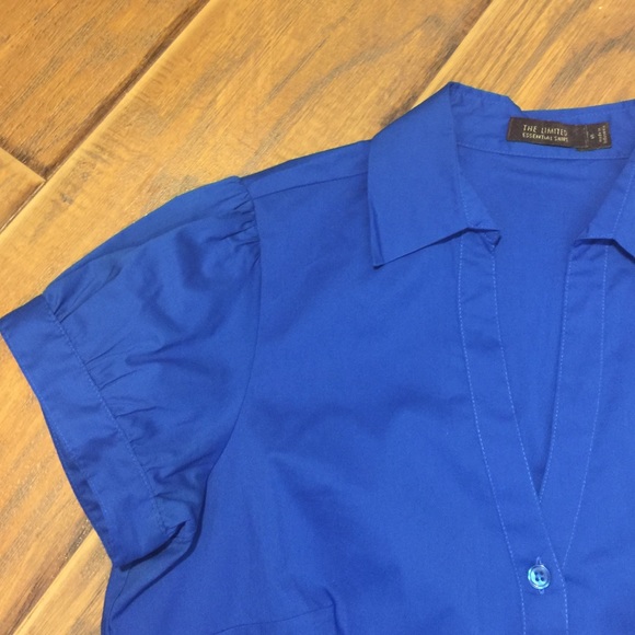 Beautiful essential shirt by the Limited 💙 - Picture 2 of 4