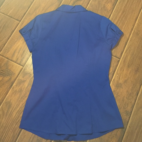 Beautiful essential shirt by the Limited 💙 - Picture 3 of 4