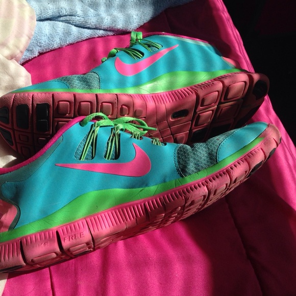 nikes - Picture 2 of 3
