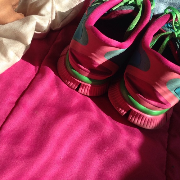 nikes - Picture 3 of 3
