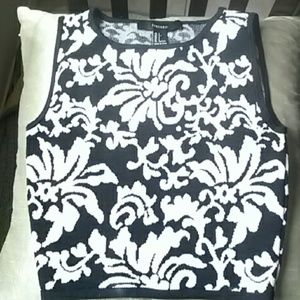 Adorable black and white floral top