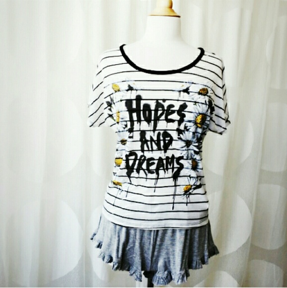 ✂Price Cut✂Hopes and Dreams Graphic Top - Picture 2 of 4