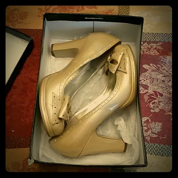 Champaigne 50's style pumps