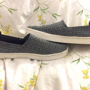 Steve Madden • silver slip-on sneakers(FIT 8-8.5)