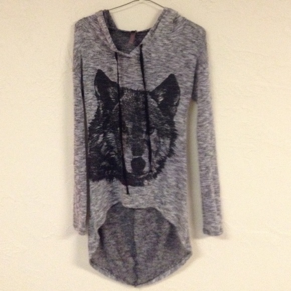 Long sleeved, high-low wolf shirt