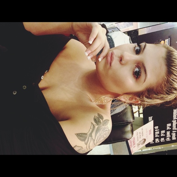 Meet your Posher, Renna - Picture 1 of 3