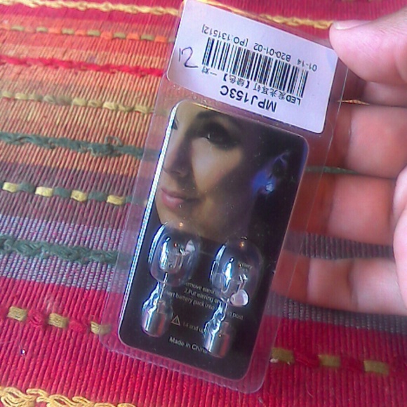 NEW LED Light Up Earrings (1 Pair) RED