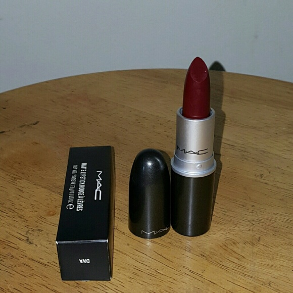 MAC MATTE LISTICK (DIVA)
