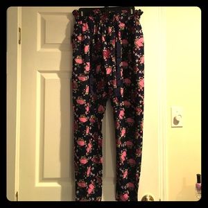 Floral pants with pockets. Elastic waste.