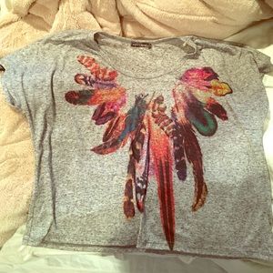 Body central feather tee.