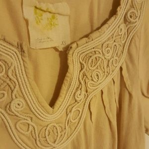 ANTHROPOLOGIE embroidered cream tee XS